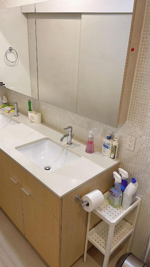 5 Mins Walk To Skytrain Station Villa Vancouver Exterior photo